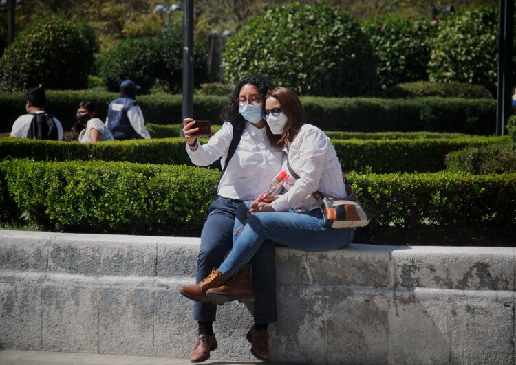 En la imagen de archivo, dos mujeres celebran el Día de San Valentín.