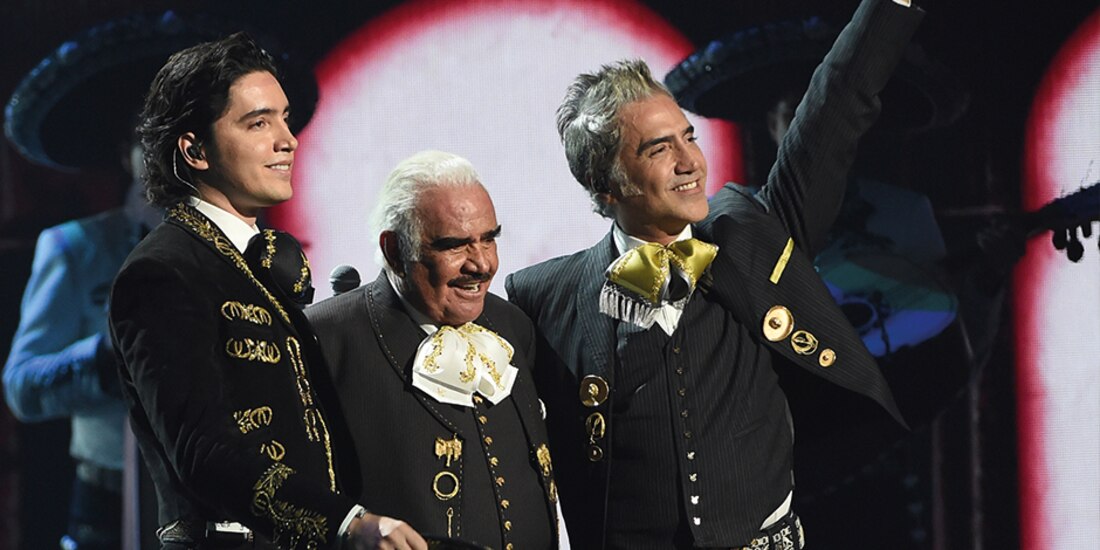 Vicente Fernández, flanqueado por su nieto Álex y su hijo Alejandro, en los Latin Grammy, en 2019.
