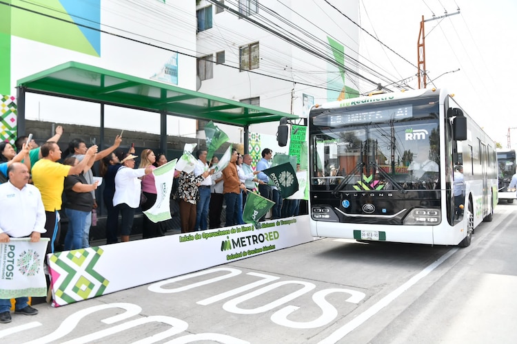 Autoridades estatales y municipales dieron el banderazo de salida al nuevo transporte gratuito para las familias potosinas.
