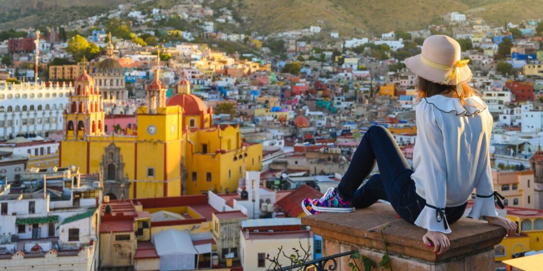 Una turista admira la vista panorámica en la ciudad de Guanajuato.