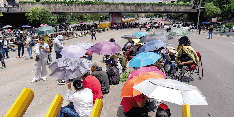 DOCENTES BLOQUEAN Circuito Interior casi en la esquina con Chapultepec, ayer.
