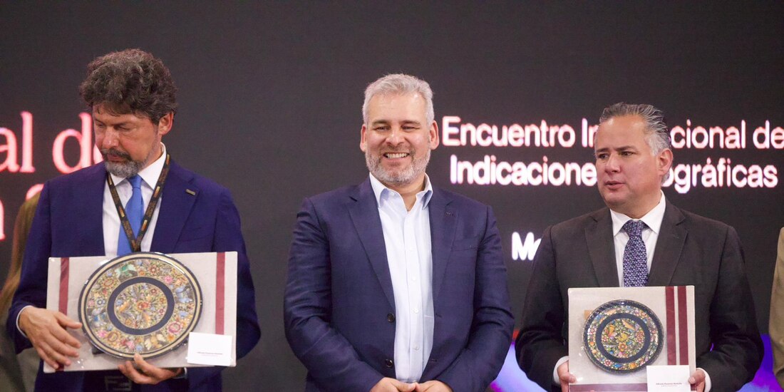 Al centro de la imagen el gobernador constitucional de Michoacán, Alfredo Ramírez Bedolla.