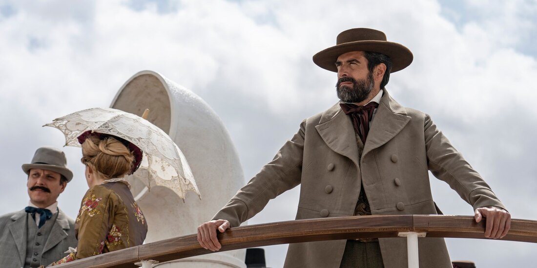 Rafael Novoa, caracterizado como Mauro Larrea, en un fotograma de la serie.