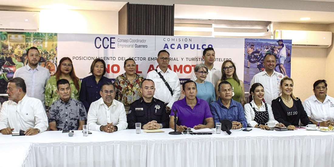 Conferencia de prensa realizada por autoridades estatales y locales, así como empresarios, ayer, en Acapulco.