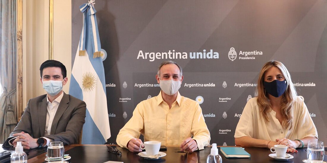 Hugo López-Gatell desde Argentina con funcionarios rusos.