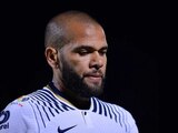 Dani Alves después de un juego de Pumas en la Liga MX.