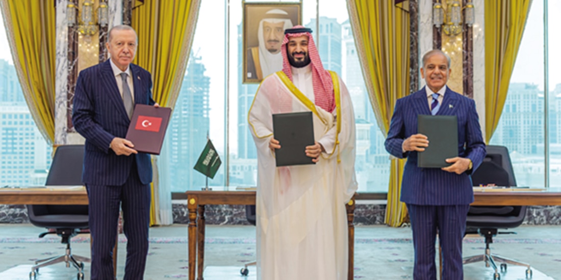 Los mandatarios turco, saudí y pakistaní, ayer, tras la firma del acuerdo.