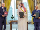 Los mandatarios turco, saudí y pakistaní, ayer, tras la firma del acuerdo.