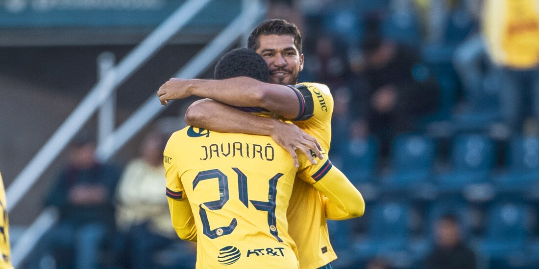 Javairo Dilrosun y Henry Martín festejan uno de los goles del América contra el Querétaro.