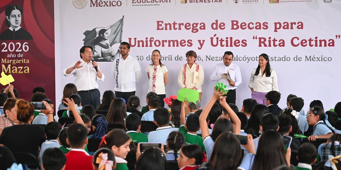 La presidenta Claudia Sheinbaum convive con estudiantes de la primaria “Isidro Fabela” durante el inicio nacional de la beca para útiles y uniformes.