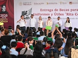 La presidenta Claudia Sheinbaum convive con estudiantes de la primaria “Isidro Fabela” durante el inicio nacional de la beca para útiles y uniformes.