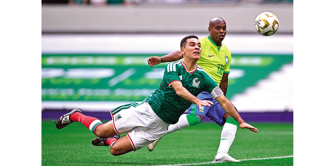 EL MICHOACANO, el domingo pasado, disputa un balón en el Juego de Leyendas.