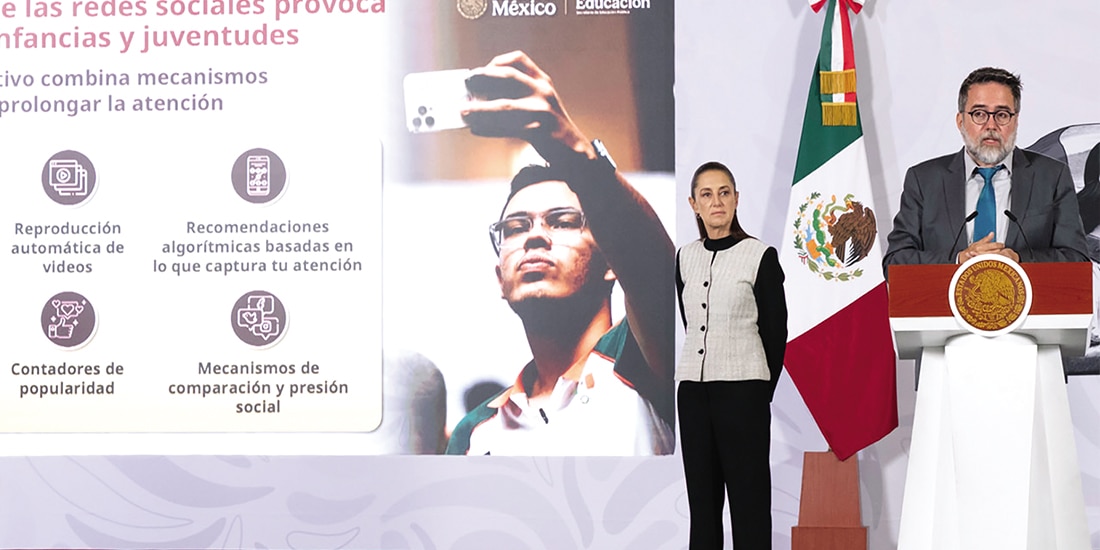 LA MANDATARIA, ayer, con Arturo Béjar, experto en seguridad digital y exdirectivo en Meta.