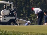 Horas antes de la emisión de la entrevista, el presidente Trump fue captado por fotógrafos mientras jugaba golf en un club de Virginia.