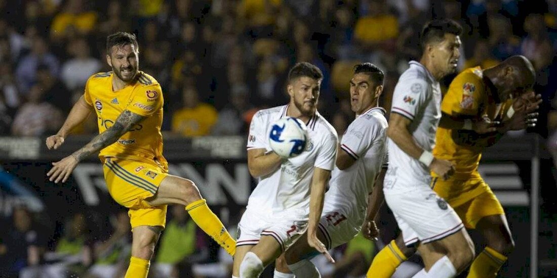 Una acción de un Chivas vs Tigres de la Liga MX