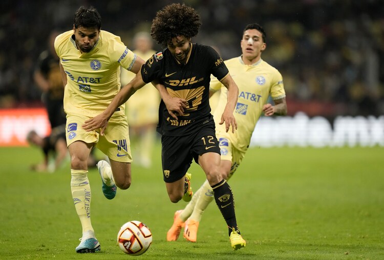 El clásico capitalino entre América y Pumas se efectuó en el Estadio Azteca.