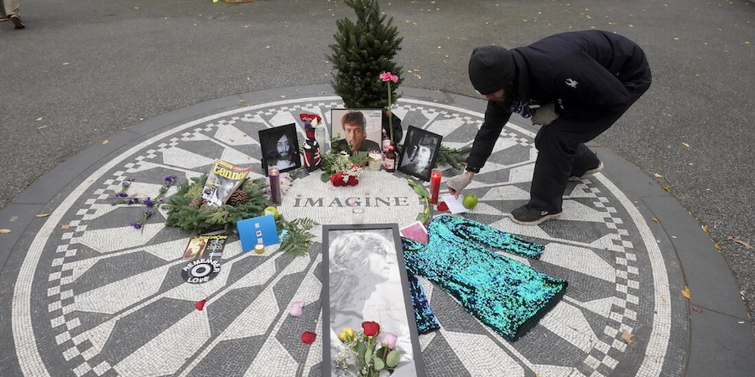 Fans recordaron al intérprete en el Strawberry Fields de Central Park, en Nueva York, Estados Unidos.