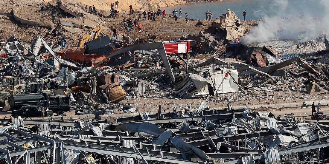 Equipos de rescate trabajan en el lugar de una explosión que golpeó el puerto de Beirut, Líbano.
