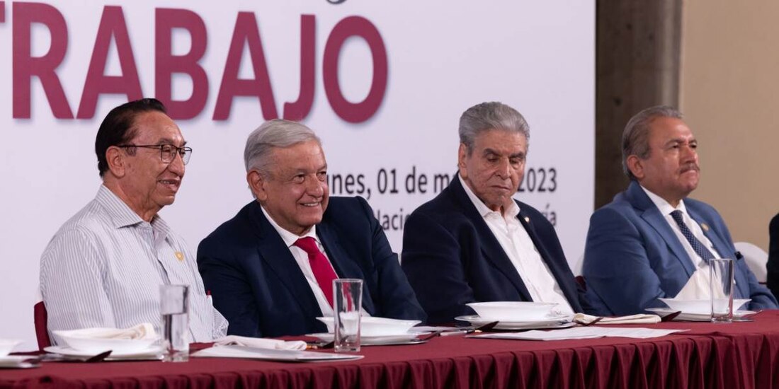 Con líderes de todas las corrientes políticas, AMLO celebra el Día del Trabajo.