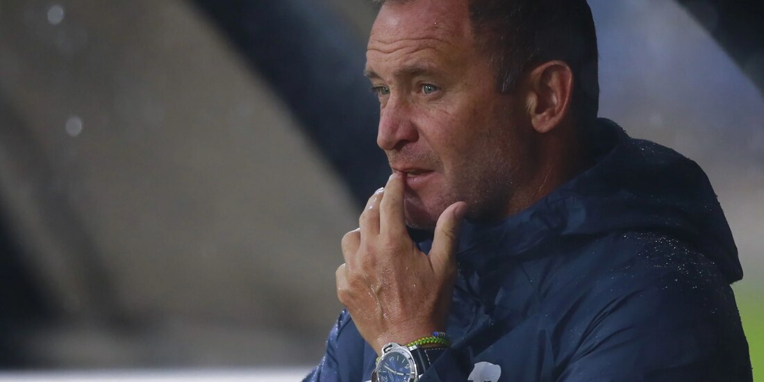 Andrés Lillini, en el banquillo, durante un juego de Pumas en el Torneo Apertura 2022 de la Liga MX.