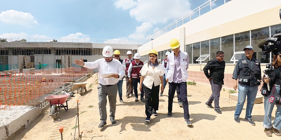 CLARA BRUGADA (centro) al supervisar la construcción de la Clínica Condesa, ayer
