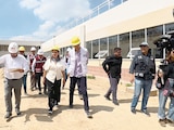 CLARA BRUGADA (centro) al supervisar la construcción de la Clínica Condesa, ayer