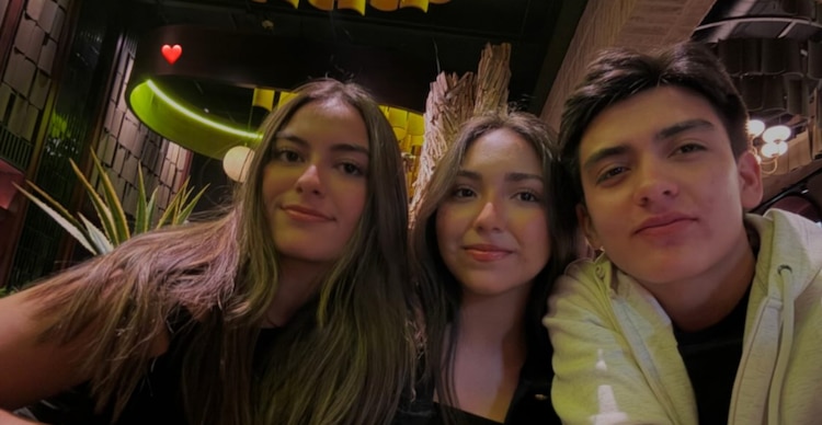 Bárbara, Kamila y Gilberto Mora