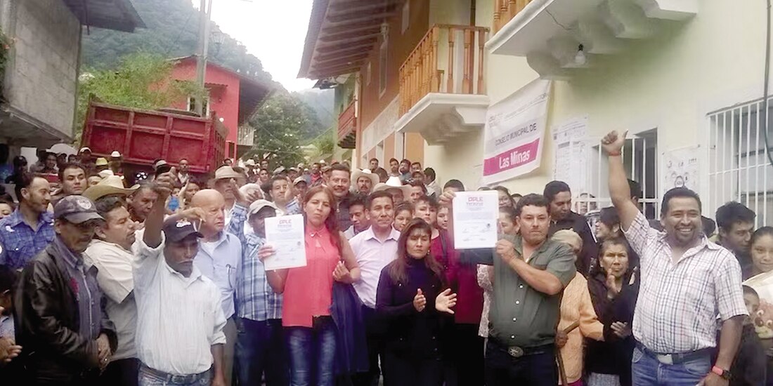 El expresidente municipal de Las Minas (de camisa verde), muestra su constancia de mayoría, tras ganar las elecciones locales de 2017.