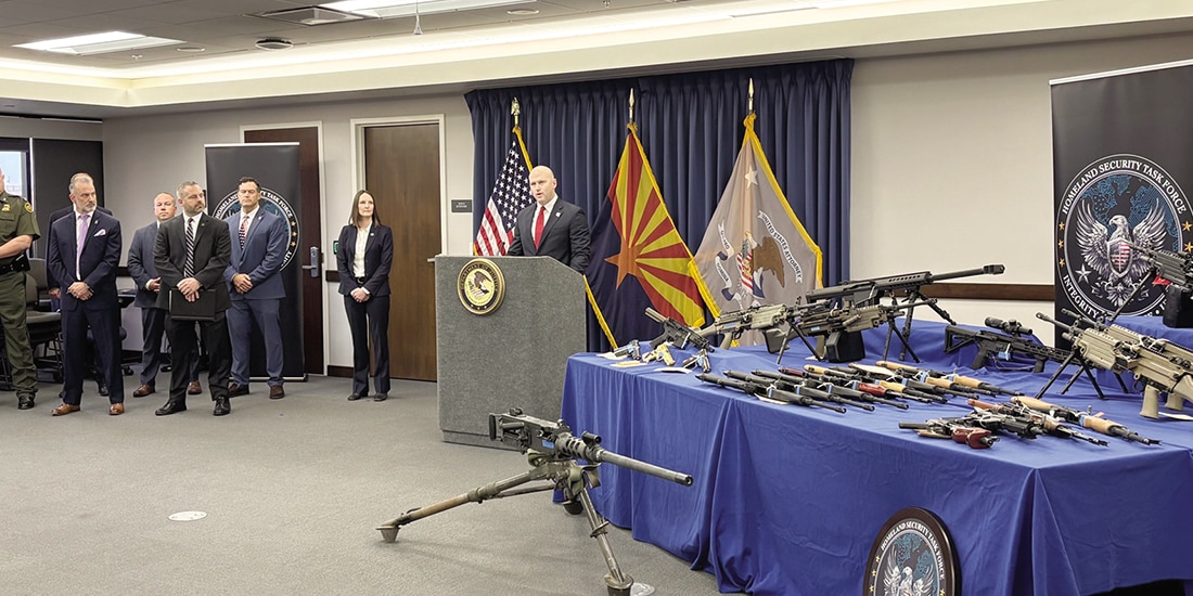 El fiscal federal de Arizona, Timothy Courchaine, ayer, en rueda de prensa.