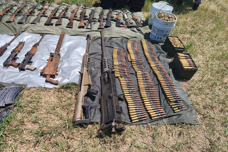 Autoridades federales aseguraron armamento de alto poder en El Rosario, Sinaloa.