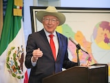 El exembajador de EU en México, Ken Salazar, en conferencia de prensa.