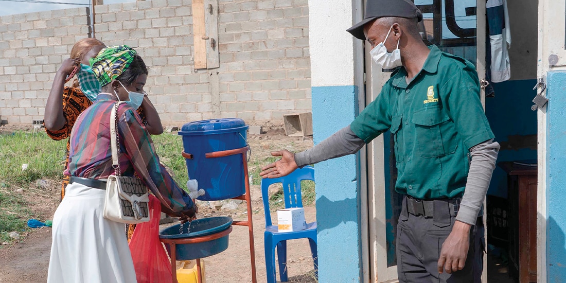 UNA MUJER se lava las manos en Bunia, el Congo, el domingo pasado.