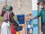 UNA MUJER se lava las manos en Bunia, el Congo, el domingo pasado.