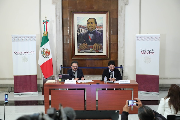 El director general del IMSS, Zoé Robledo Aburto, y el secretario de Trabajo, Marath Baruch Bolaños López, en conferencia de prensa el 12 de octubre de 2026.