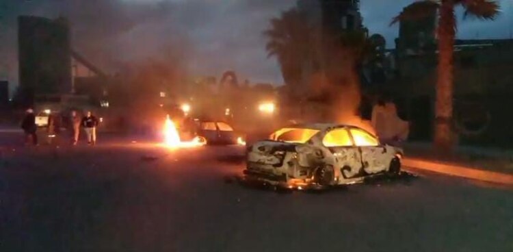 Autos que se encontraban en la planta fueron incendiados, ayer.