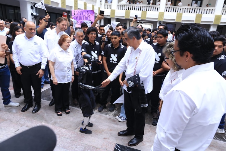 El gobernador Américo Villarreal y un robot.