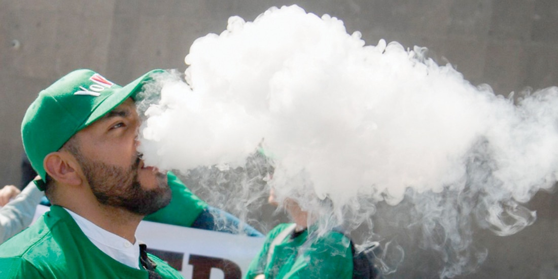 Un consumidor de cigarro electrónico o vaporizador, durante la marcha 420, en imagen de archivo.