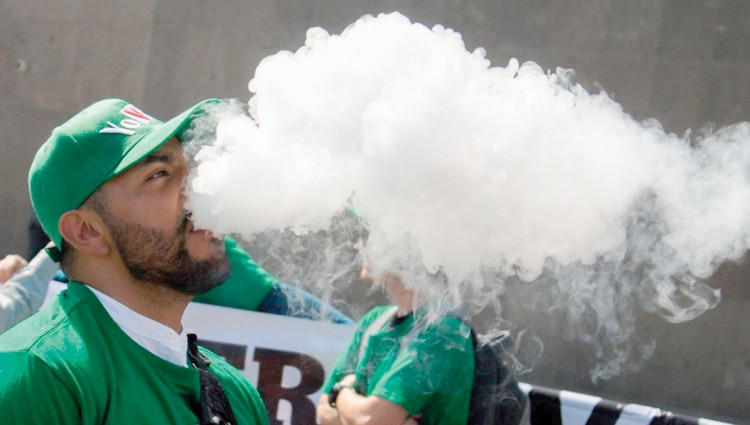 Un consumidor de cigarro electrónico o vaporizador, durante una marcha por el 420, en imagen de archivo.