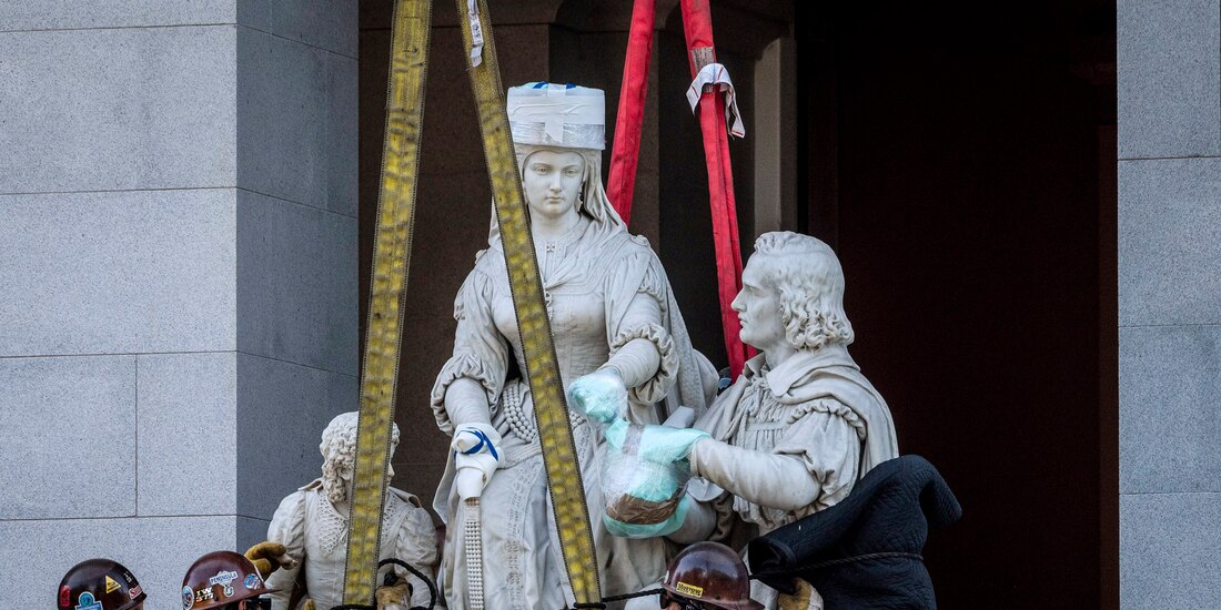 Un equipo de 5 trabajadores retira una escultura de 5 toneladas de peso con la figura de de Colón y la Reina Isabel del Capitolio en California.