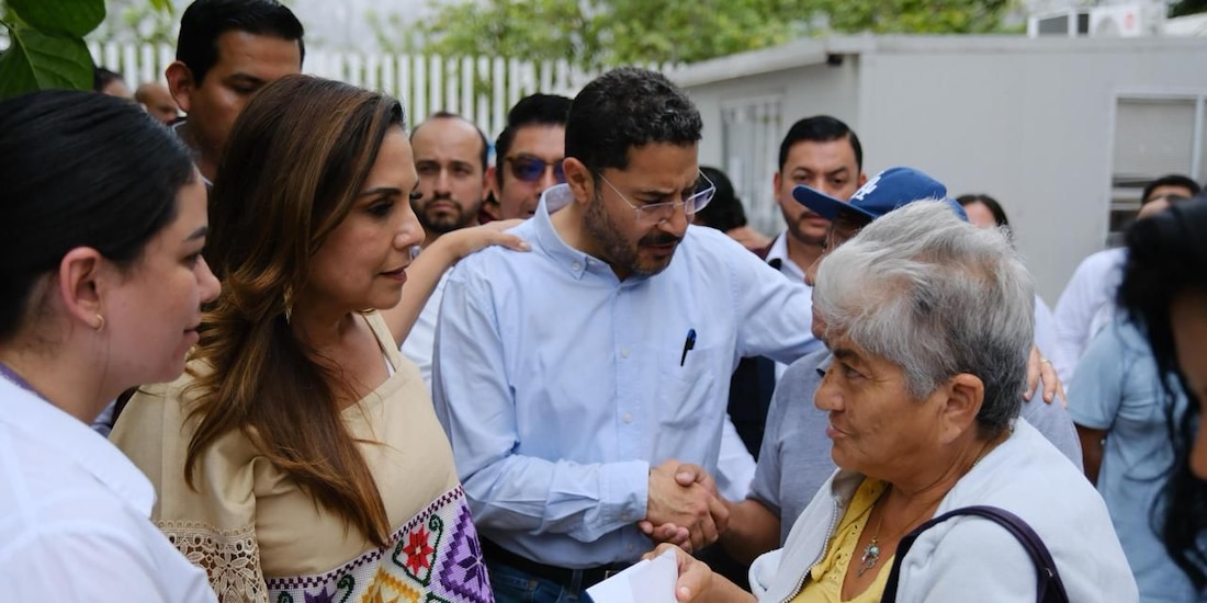 En la imagen la Gobernadora Mara Lezama junto a una derechohabiente.
