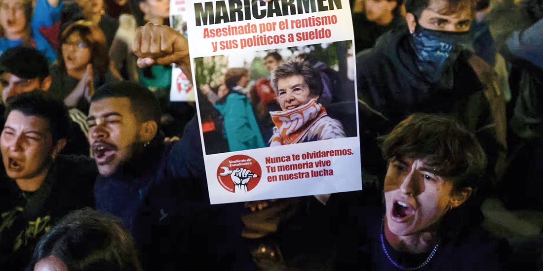 Manifestantes se congregan tras la muerte de María del Carmen Abascal, ayer.