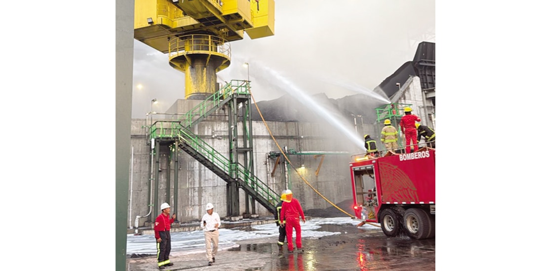 Bomberos actúan para controlar el incendio en Dos Bocas, ayer.