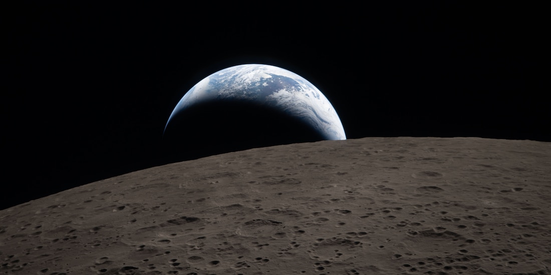 La Tierra capturada a través de la ventana de la nave espacial Orion