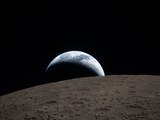 La Tierra capturada a través de la ventana de la nave espacial Orion