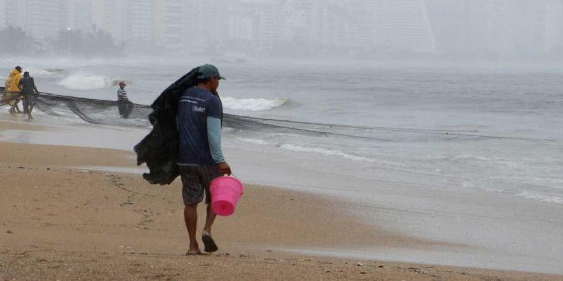 Oaxaca y Guerrero en Alerta Amarilla por el paso de la Tormenta Tropical "Lester": Protección Civil