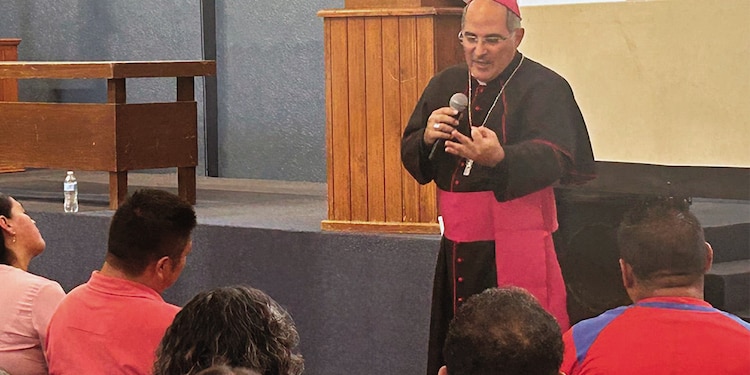 Monseñor Héctor Mario Pérez con agentes de pastoral, en imagen de archivo.