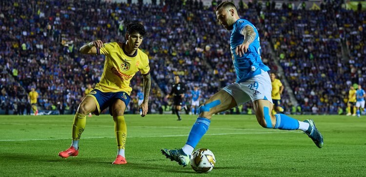 Álvarez y Rottondi juegan por el balón en las pasadas semifinales de la Liga MX.