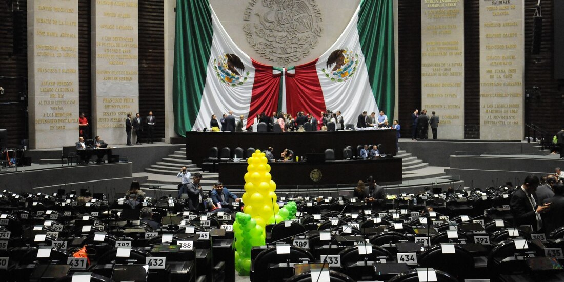 Una figura de una mazorca elaborada con globos fue colocada en los curules de los diputados del PRI durante la discusión de las reservas sobre el Proyecto de Egresos de la Federación para 2024