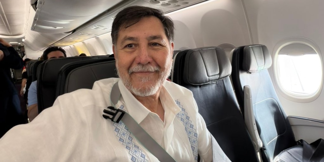 El senador Gerardo Fernández Noroña durante un vuelo de regreso desde Cuba, el 13 de agosto de 2026.
