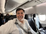 El senador Gerardo Fernández Noroña durante un vuelo de regreso desde Cuba, el 13 de agosto de 2026.